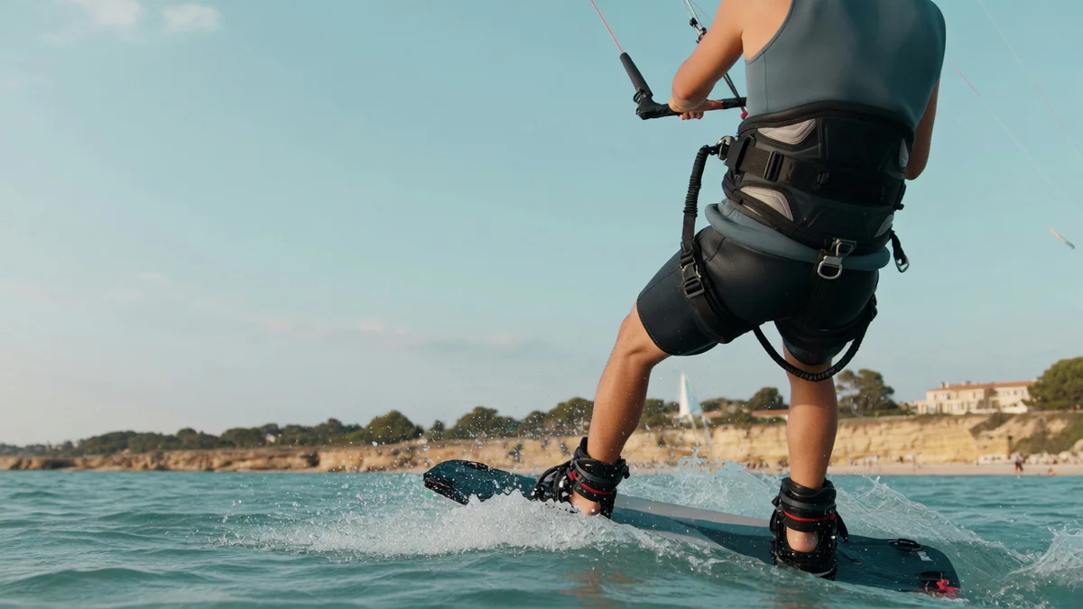 Harnais culotte kitesurf tient mieux qu'un harnais ceinture, mais pas toujours